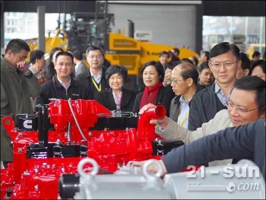 学员参观公司产品展厅